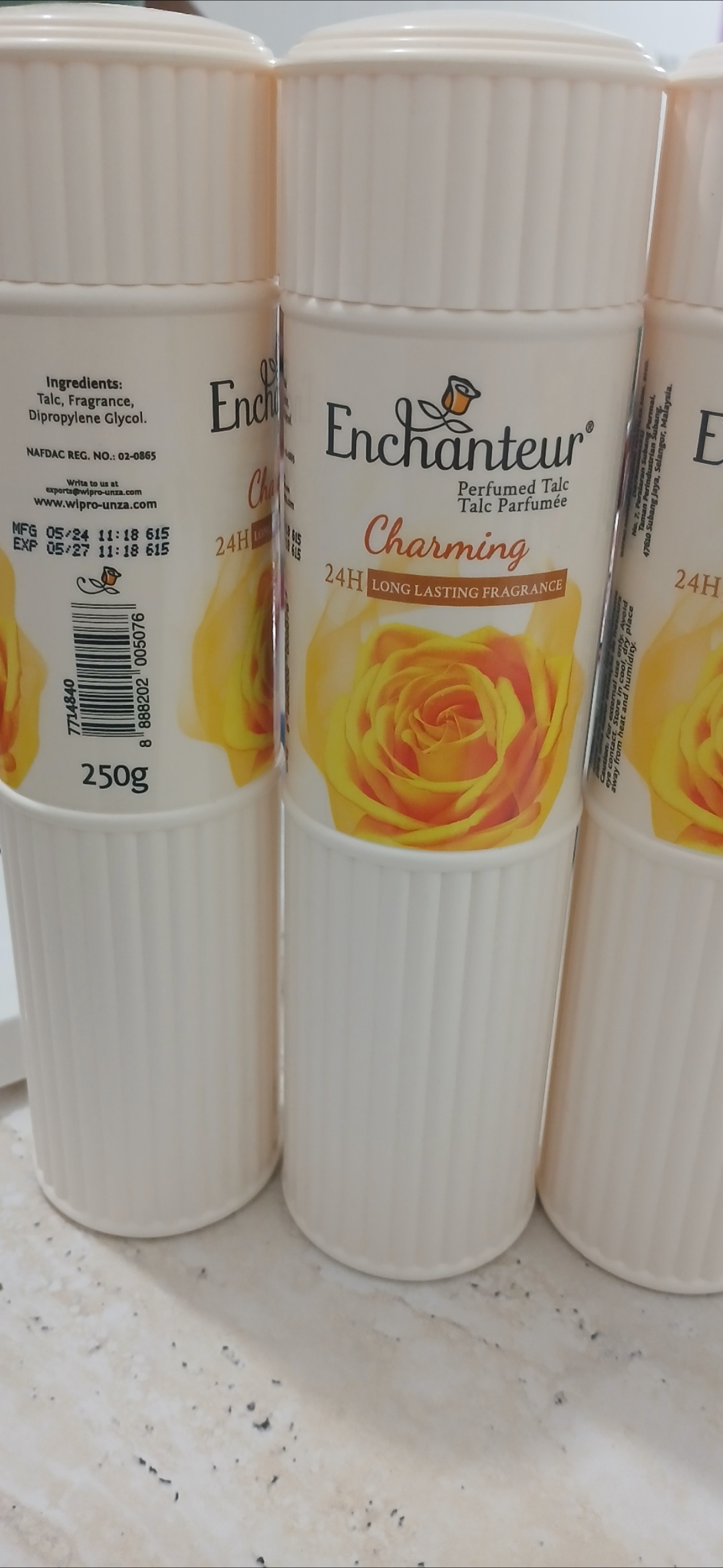 پودر تالک عطری بدن خوشبوکننده  Enchanteur انشانتر  ۲۵۰ گرمی محصول مالزی.. زرد